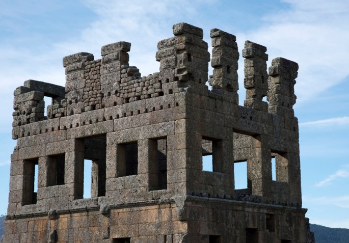 O terceiro piso da torre é posterior