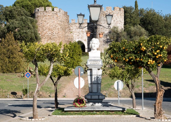 Busto de Florbela Espanca junto à entrada para o castelo