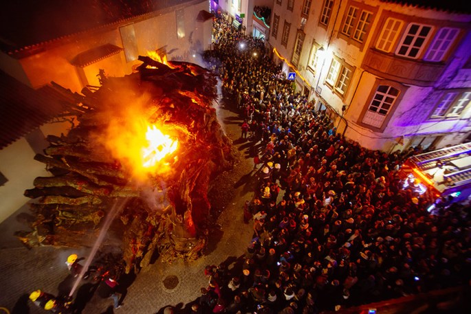 A festa do madeiro na noite de 23 para 24 de Dezembro ©CMPenamcor