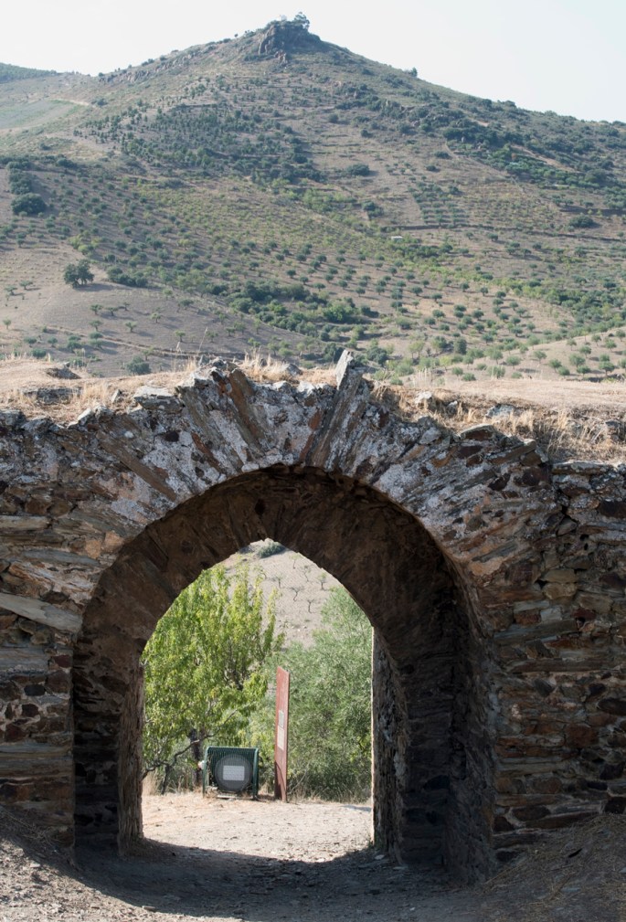 A entrada do castelo e ao longe o Miradouro do Anjo São Gabriel