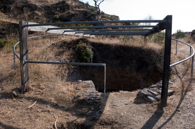 O poço que está no interior do castelo