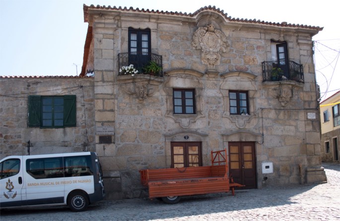 Casa apalaçada e também com brasão no Largo do Pelourinho