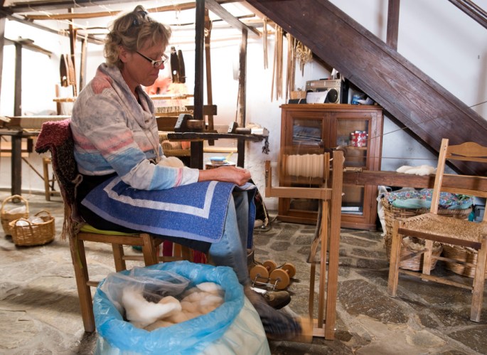 Holandesa a fiar a lã
