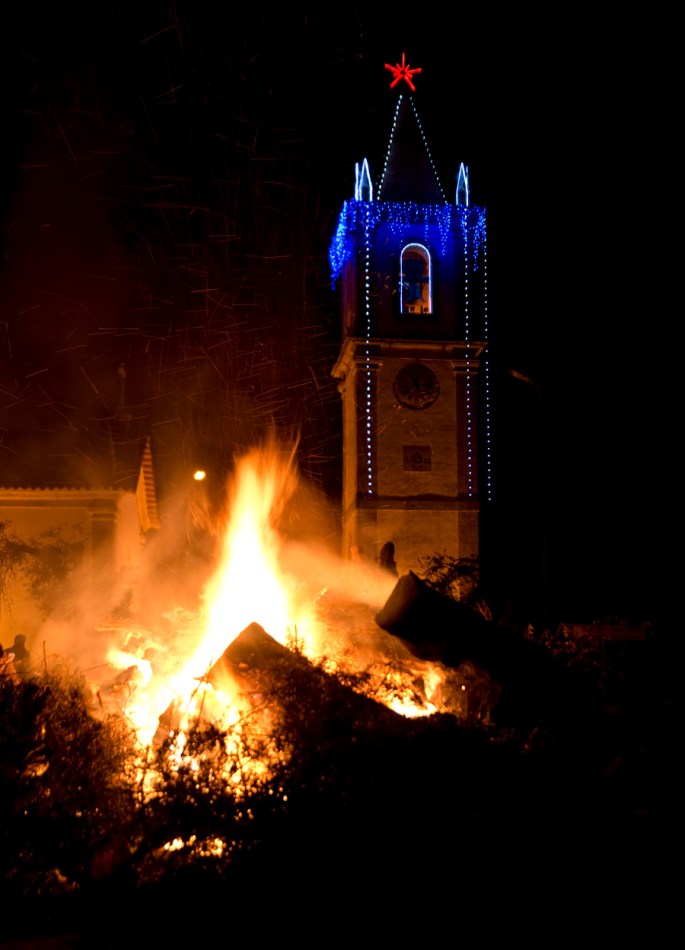 Madeiro e iluminação de Natal em Medelim