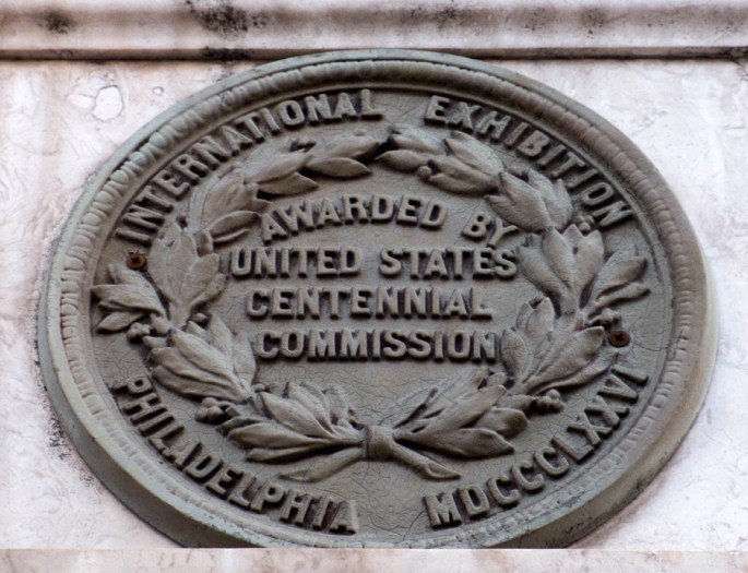 A reprodução na parede exterior do edificio de um dos prémios internacionais