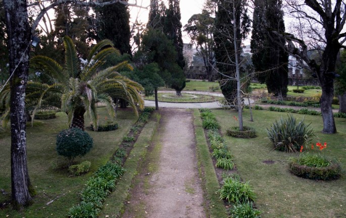 O jardim ocupa quase toda a área central
