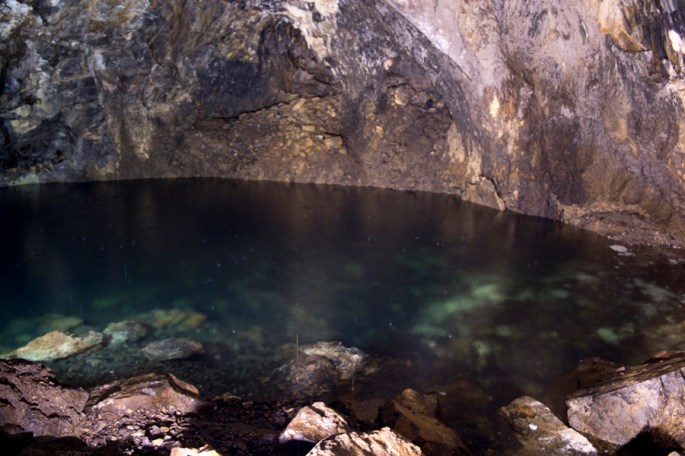 A lagoa marca o final da descida. A água é da chuva