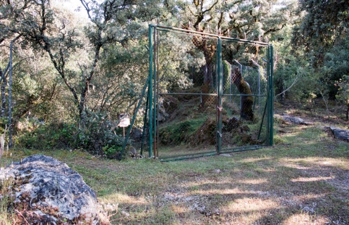 Com os trabalhos arqueológicos a gruta encontra-se encerrada ao público. Pode-se ver do exterior.