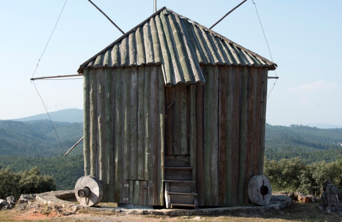Moinho de estilo flamengo. O sistema de rotação é com rodas sobre um rodado de pedra