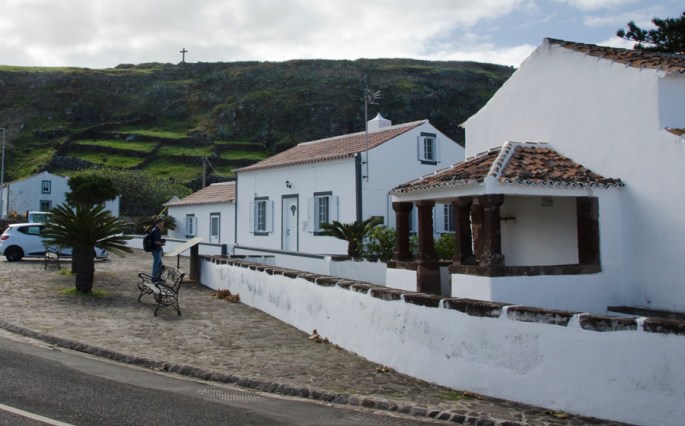 A ermida e a cruz no alto da encosta