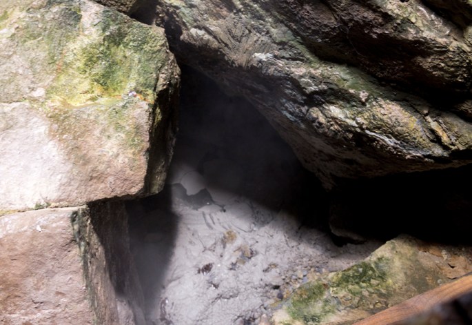 A fumarola que está no interior da gruta