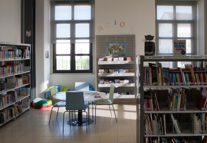 No interior da antiga escola Grandella funciona uma biblioteca