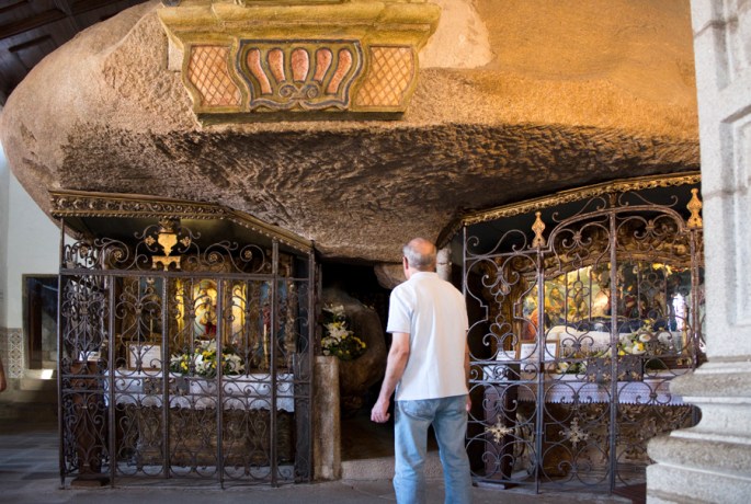 A lapa é muito grande e na entrada tem a altura de uma pessoa comum