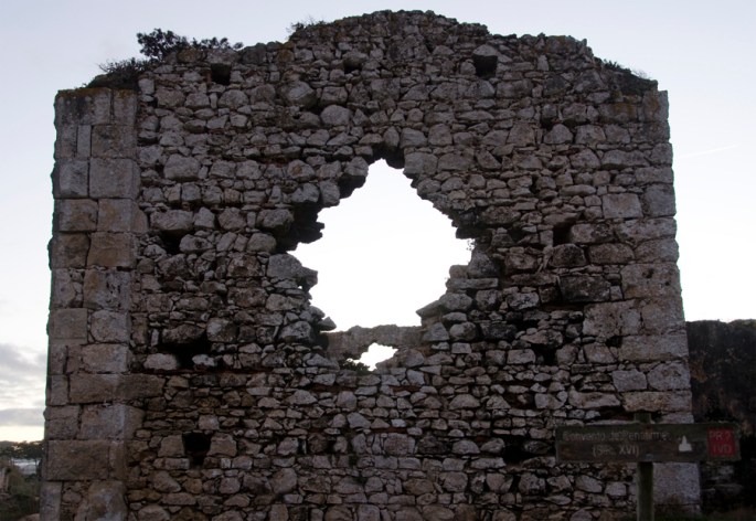 Uma das paredes, próximo da estrada