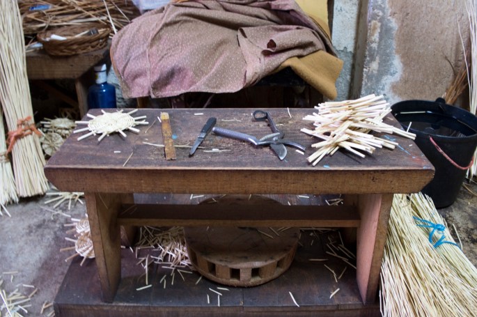 O banco onde se sentam para trabalhar