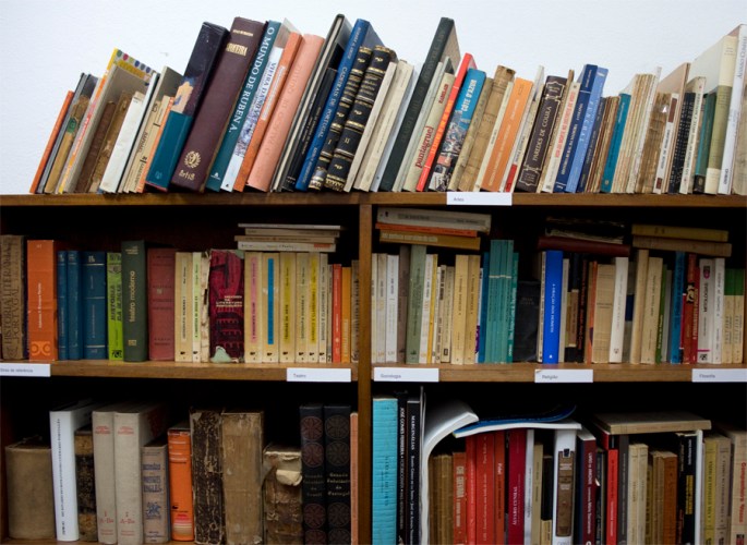 Livros que estão numa pequena sala da Casa Carlos de Oliveira