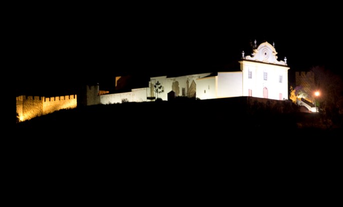 Castelo, igreja Matriz e cemitério onde está Manuel da Fonseca