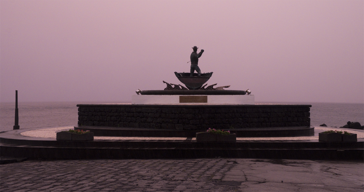 Monumento dedicado aos baleeiros no exterior da fábrica em frente ao mar