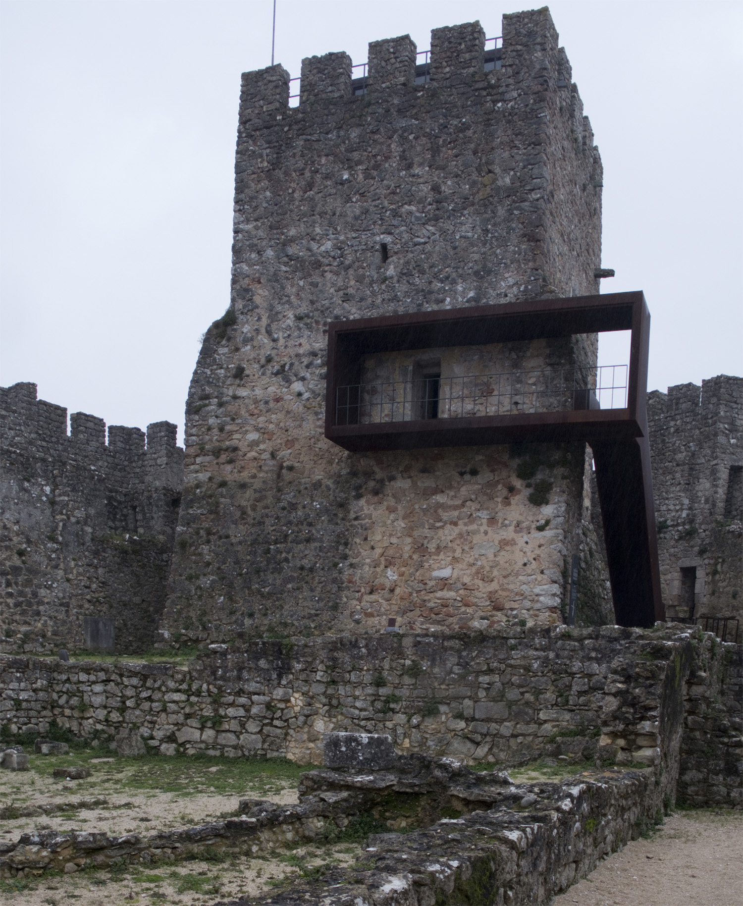 Torre com acesso por escada
