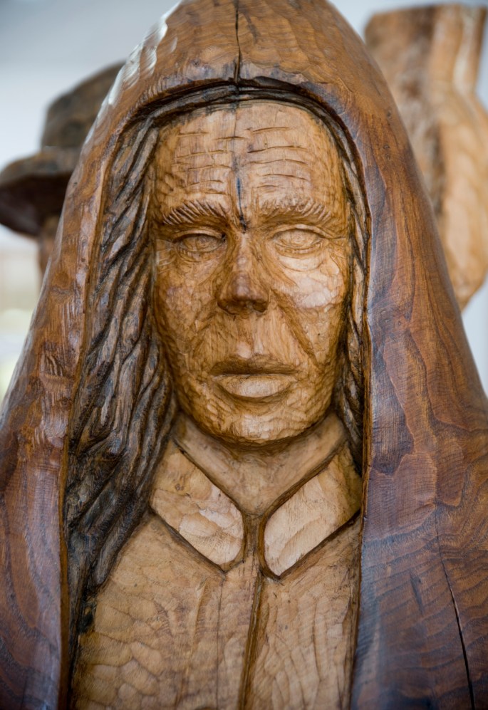 Escultura em madeira de um homem com a capucha - Museu de Castro Daire