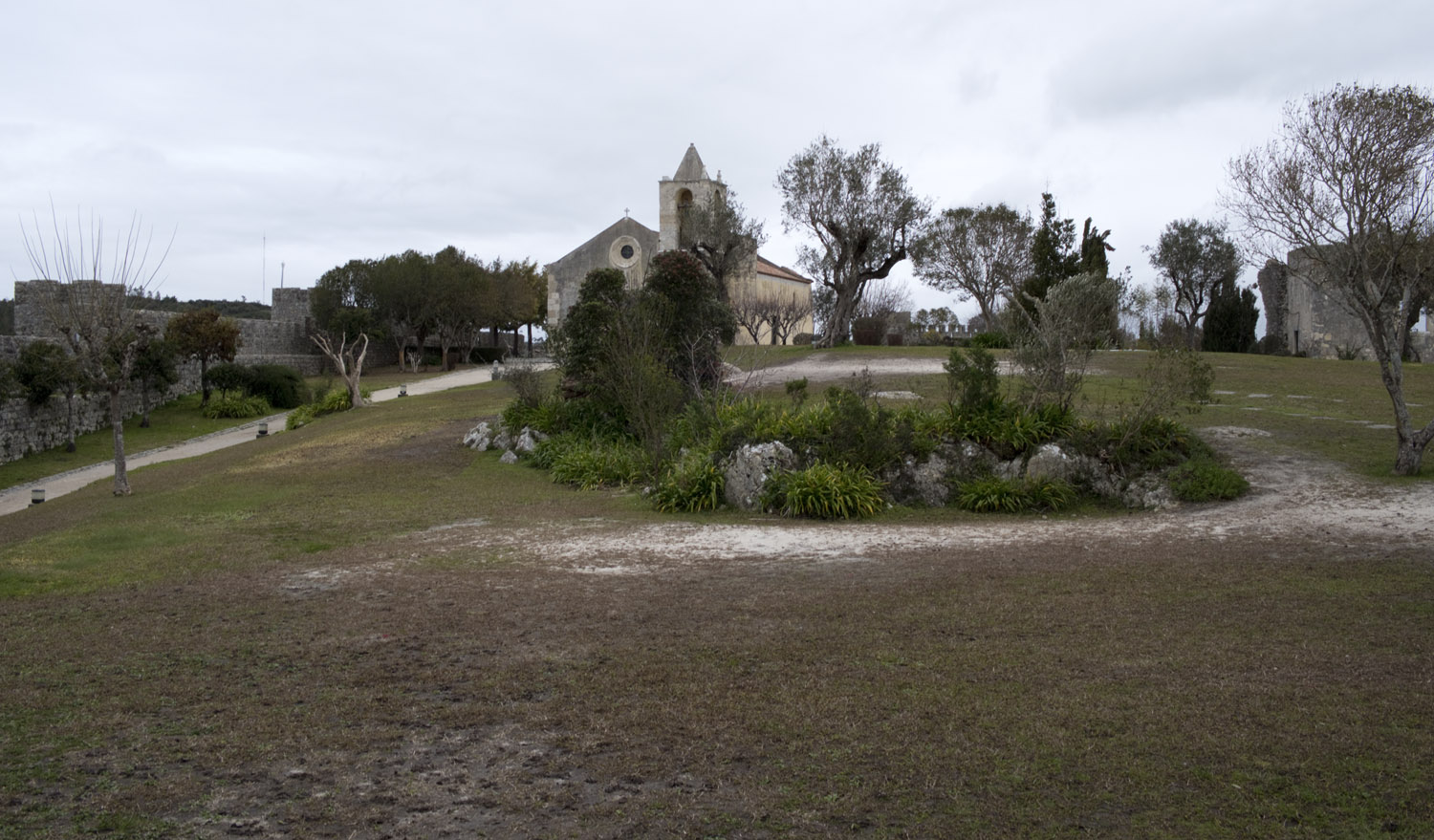 Espaço interior do castelo com a igreja e as muralhas