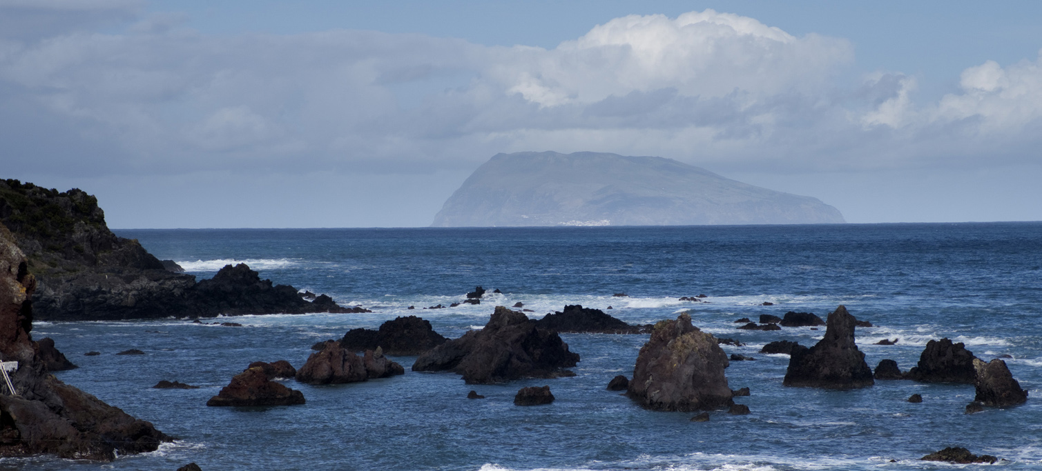 Do cais de Santa Cruz para o Corvo