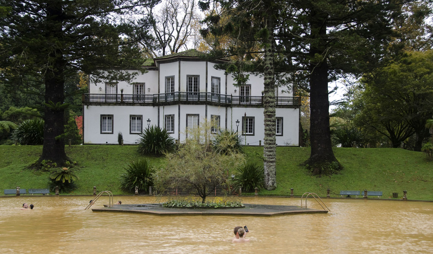 Lago de água termal na Terra Nostra