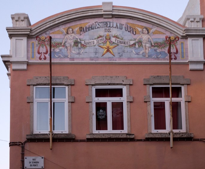 Edificio junto a uma das entradas