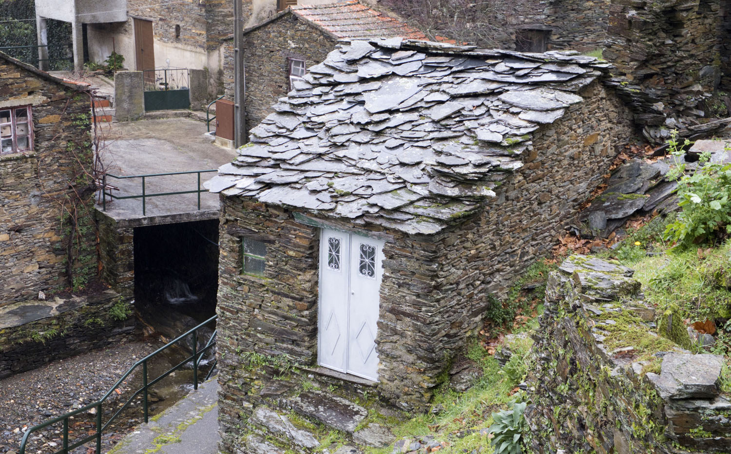 A ribeira passa pelo meio da aldeia