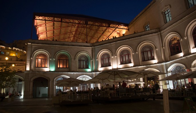 Desnível entre a entrada e o cais dos comboios