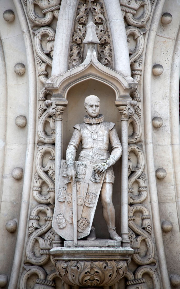 Estátua de D. Sebastião que se encontrava na fachada da estação