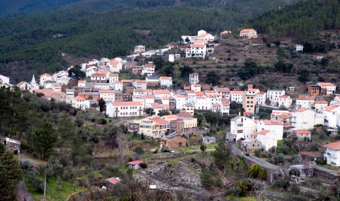 A visão geral esconde a ribeira e as casas de xisto