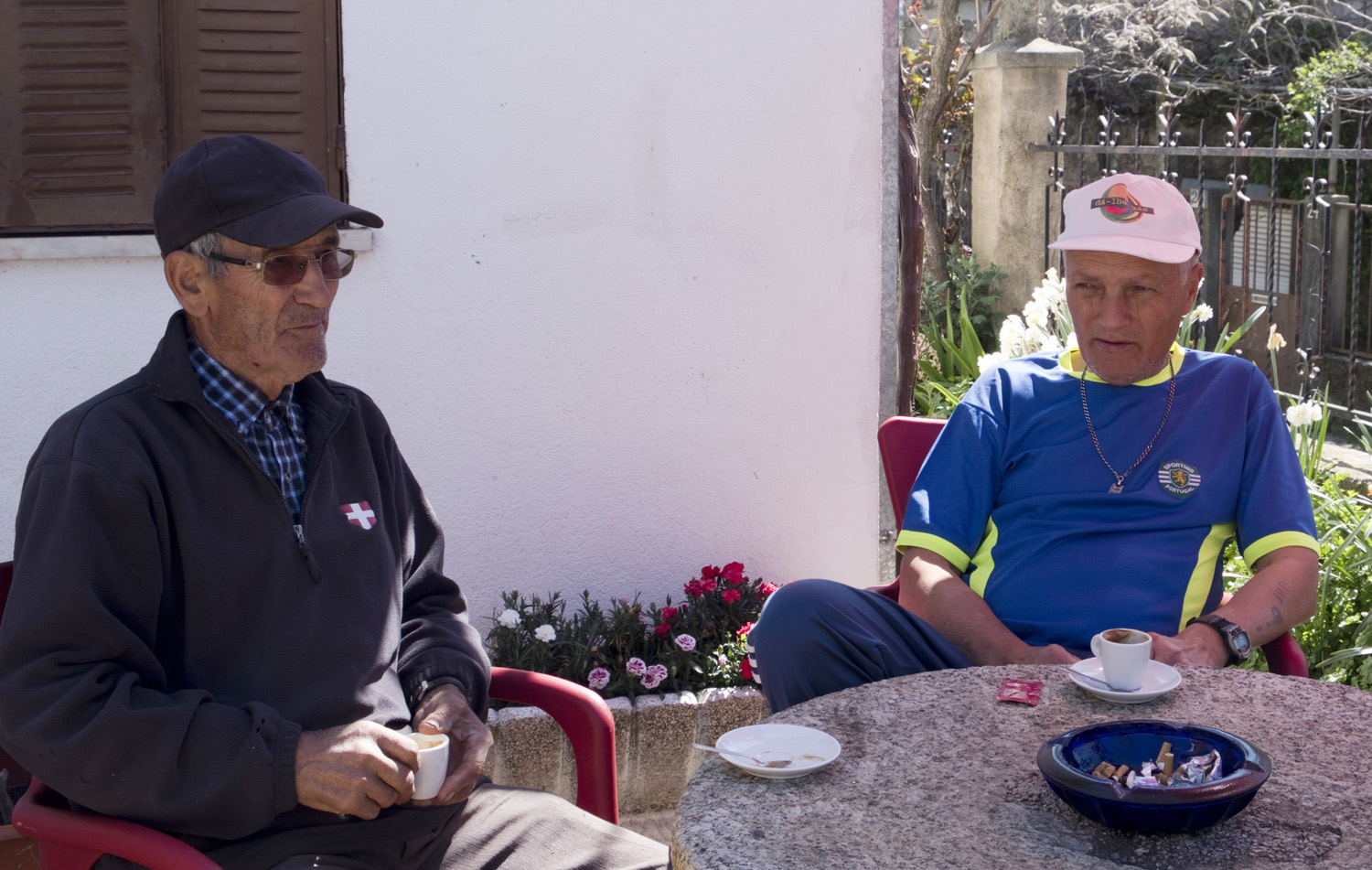 Henrique Cunha (na direita) e um habitante do Meimão que viveu na encosta da serra