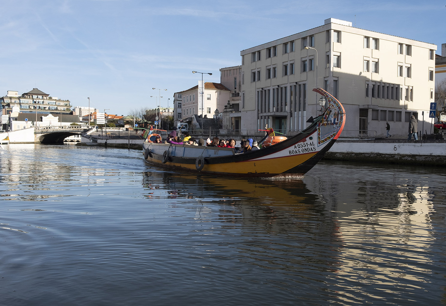 Moliceiro com turistas num dos canais da Ria de Aveiro