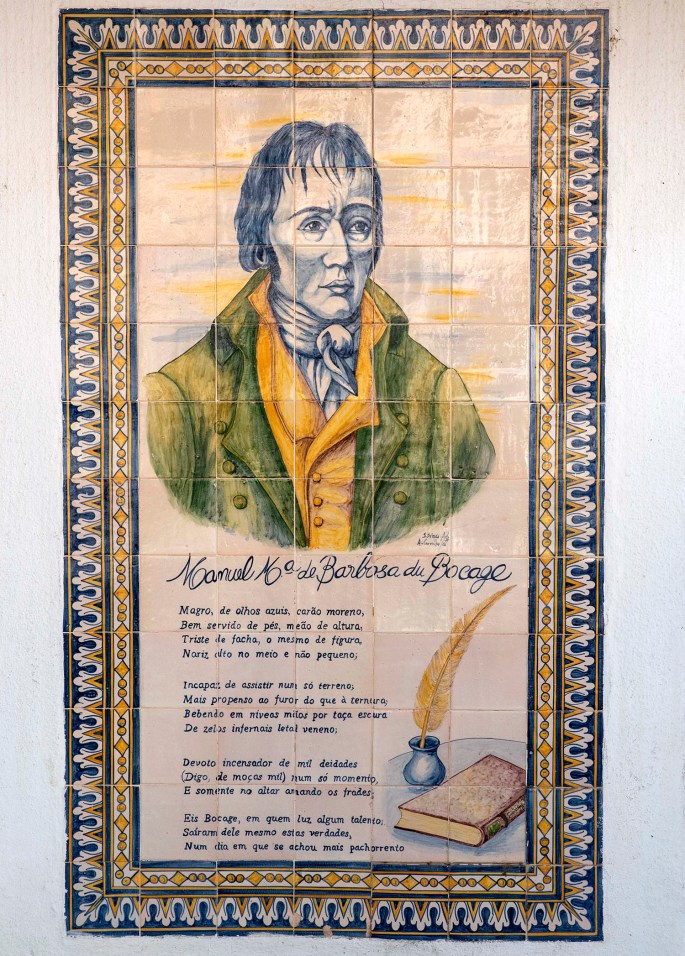 Conjunto de azulejos na fachada de uma casa com o "auto retrato" de Bocage