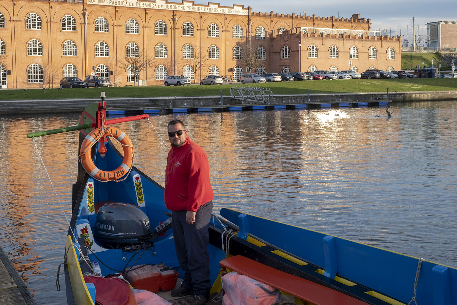 Joel no moliceiro junto à antiga fábrica