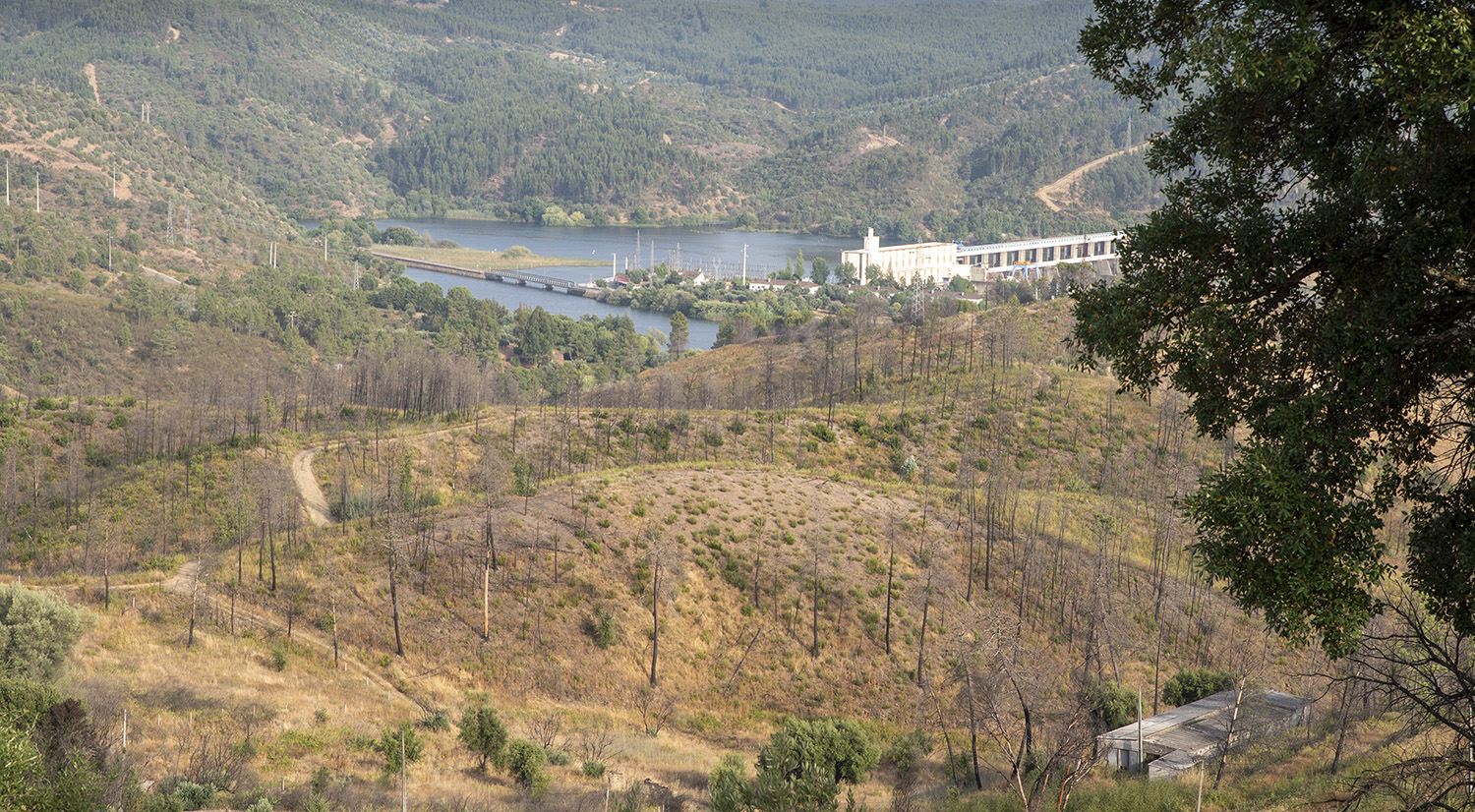 Vista da barragem e da praia fluvial