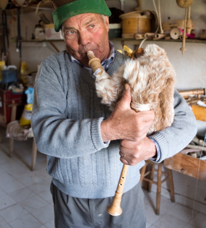 Ângelo Arribas com uma gaita de foles de Miranda