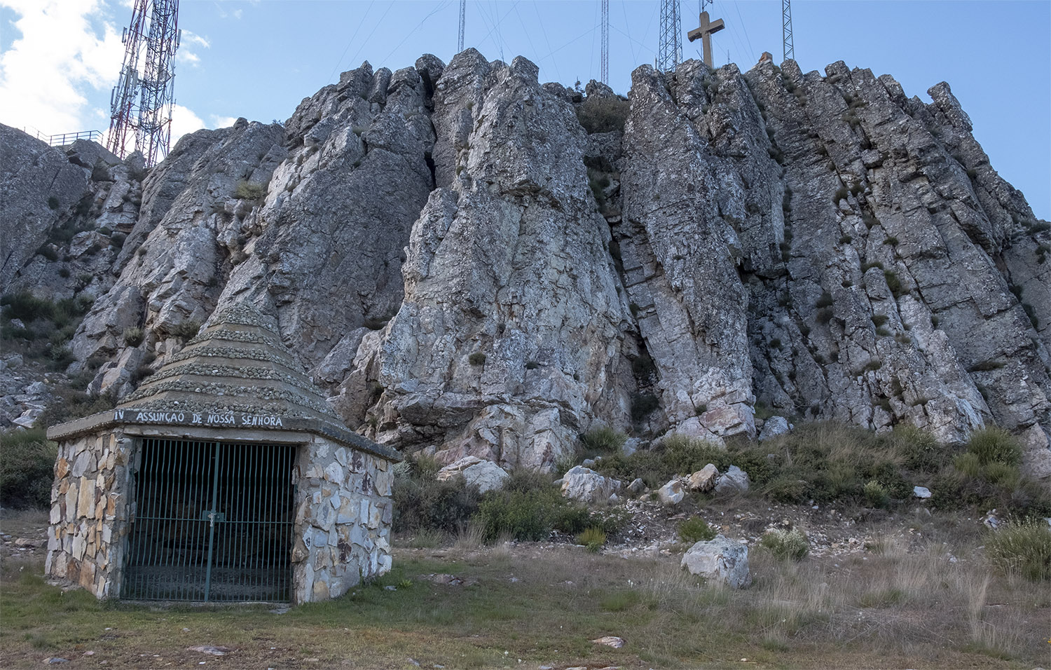 A interessante composição da Via Sacra com a crista quartzitica e as antenas