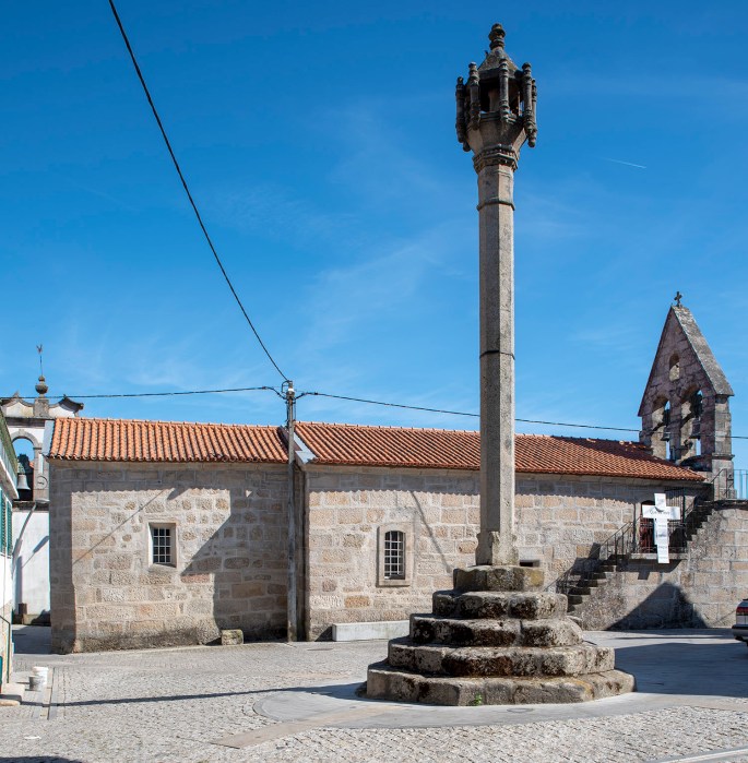 Pelourinho e igreja Matriz na praça central de Algodres