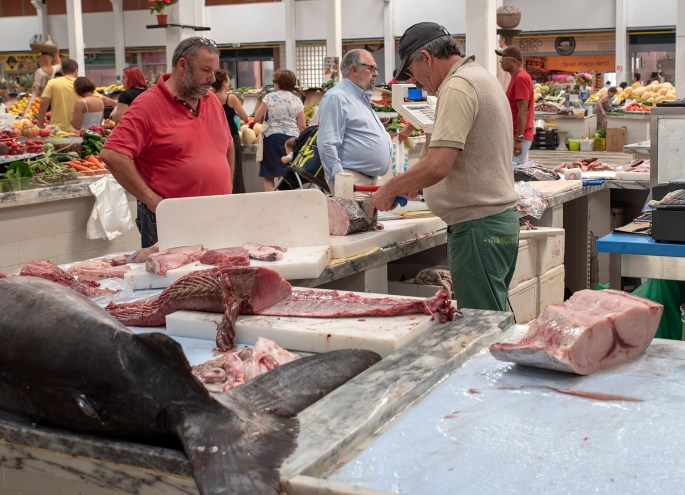 Henrique João na sua banca de peixe