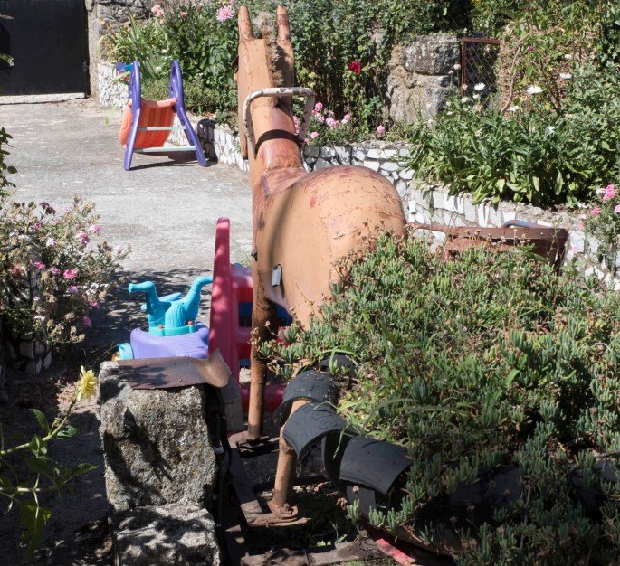 Brinquedos na casa da familia Miragaia. Os de metal foram feitos por Mateus Miragaia