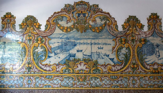 Azulejo numa das entradas da Luisa Todi