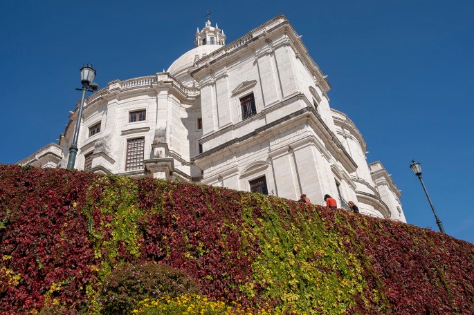 Rua de acesso à Feira da Ladra com passagem pelo Panteão
