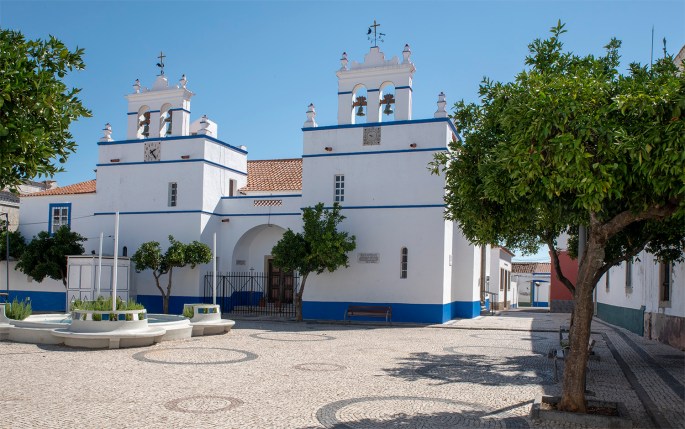 A fábrica fica próximo da igreja de Santa Eulália que tem um relógio de sol