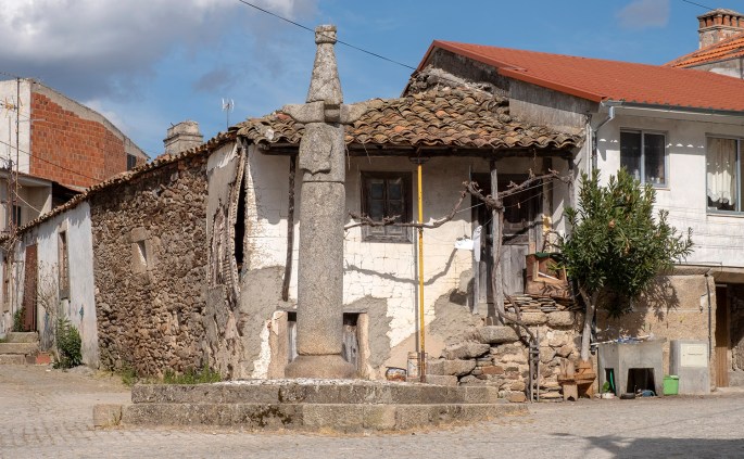 Pelourinho da Bemposta com o escudo invertido