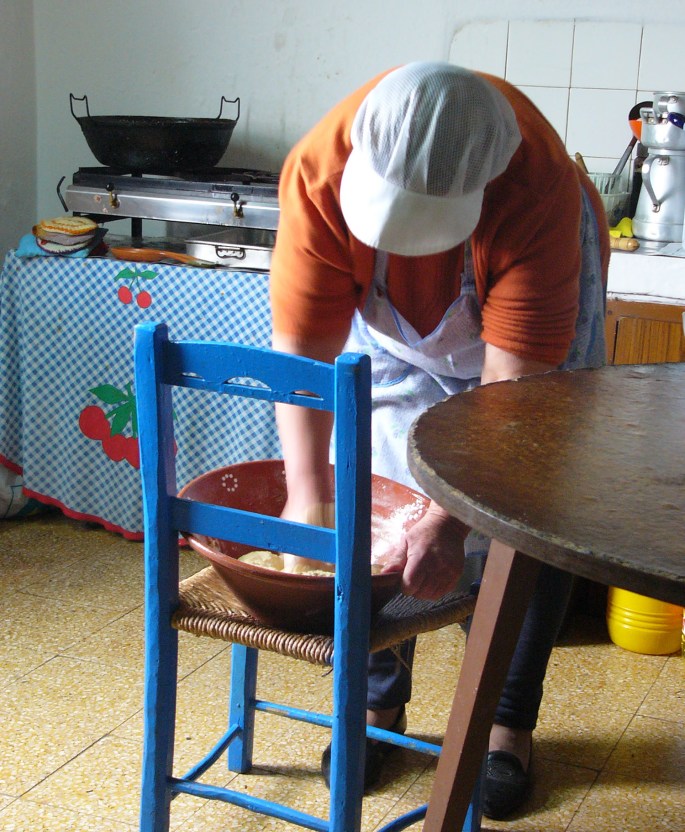 A ti Raquel na confeção das filhós ©Márcio Rodrigues