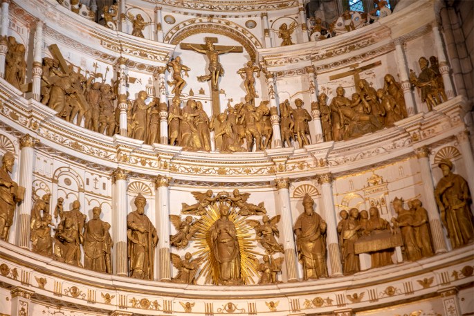 Retábulo com esculturas em pedra de Ançã de João de Ruão