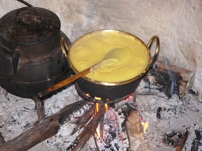 As papas a serem confecionadas pela ti Raquel ©Márcio Rodrigues