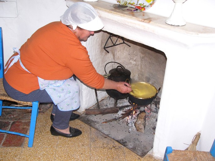 As papas a serem confecionadas pela ti Raquel ©Márcio Rodrigues